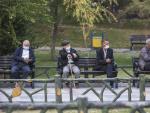 Hombres con mascarilla en un parque de Teher&aacute;n.