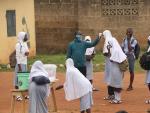 Comprobaci&oacute;n temperatura en una escuela de Iseyin, Nigeria.