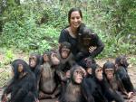 La directora del instituto Jane Goodall en Rep&uacute;blica del Congo, Rebeca Atencia, junto a los chimpanc&eacute;s del Centro de Rehabilitaci&oacute;n de Tchimpounga.
