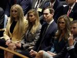 Tiffany Trump, Ivanka Trump y su marido Jared Kushner, y Eric Trump junto a su mujer, Lara Trump.