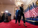 El presidente de Estados Unidos, Donald Trump, y la primera dama, Melania Trump, abandonan la sala de la Casa Blanca tras el discurso ofrecido la noche electoral.