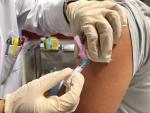 Vacunaci&oacute;n de la gripe en Santiago de Compostela. Suministro de vacuna en una enfermer&iacute;a. Vacunas, enfermer&iacute;a, coronavirus, covid-19