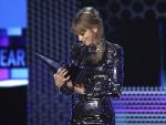 Taylor Swift recoge un premio en la ceremonia de los American Music Awards de 2018.