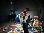 La artista Rosa Torres destroza un plagio de su obra