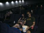Una pareja en una sala de cine