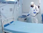 Un sanitario desinfecta una habitaci&oacute;n de la planta Covid del hospital Severo Ochoa.