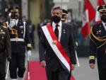 Francisco Sagasti sale del Congreso en Lima, tras su investidura como nuevo presidente de Per&uacute;.