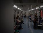 Varias personas viajan en el metro de Barcelona, en la primera ma&ntilde;ana despu&eacute;s del toque de queda en la ciudad, en Barcelona, Catalunya (Espa&ntilde;a), a 26 de octubre de 2020.