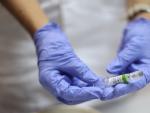 Un profesional sanitario prepara una dosis de la vacuna antigripal.