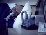 Una persona con apnea del sue&ntilde;o utiliza un respirador para dormir.