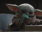 Baby Yoda haciendo lo que mejor sabe en 'El asedio'