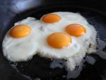 Huevos fri&eacute;ndose en una sart&eacute;n.