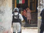 Dos mujeres junto al cad&aacute;ver de un hombre abatido en Veracruz, M&eacute;xico