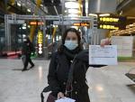 Una joven muestra el resultado de su PCR a su llegada al aeropuerto Adolfo Su&aacute;rez-Barajas en Madrid.