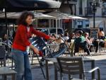 La propietaria de un bar de Barcelona monta la terraza en el primer d&iacute;a de reapertura de la restauraci&oacute;n en Catalunya.
