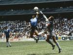 Peter Shilton y Maradona en la jugada del gol del argentino a Inglaterra en M&eacute;xico '86.