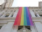 Bandera LGTBI colacada en la parte izquierda de la fachada del Palacio de Cibeles, sede del Ayuntamiento de Madrid.