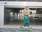 Chicui, mascota del Unicaja Baloncesto, en la boca de Metro de M&aacute;laga 'Palacio de los Deportes'