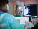 Una mujer durante una mamograf&iacute;a en una imagen de archivo.