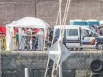 Varios inmigrantes son atendidos por personal sanitario en el Muelle de Arguinegu&iacute;n, en Gran Canaria