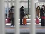 Cierre perimetral Santiago - Covid 19 - estudiantes con maletas en la estaci&oacute;n de tren, de vuelta a sus casas por el fin de semana