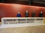 El expresident de la Generalitat, Quim Torra, en la entrega de la pancarta de los pol&iacute;ticos presos por la que fue inhabilitado.