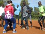 La profesora de la UCAV en Uganda, donder desarrolla un proyecto solidario que auna salud y deporte.