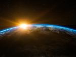 Imagen del amanecer del sol sobre el planeta Tierra.