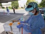 Una sanitaria prepara pruebas PCR en Monforte de Lemos (Lugo)