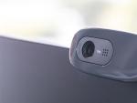 Adapta una webcam a la televisi&oacute;n y podr&aacute;s hacer videollamadas con Fire TV Cube de Amazon.