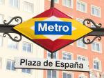 Los rombos de la estación de Plaza de España lucen los colores de la bandera nacional