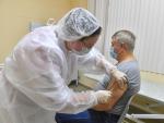 Un hombre es vacunado en Mosc&uacute; este s&aacute;bado con la vacuna rusa Sputnik V.