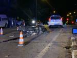 Estado en el que ha quedado la motocicleta tras chocar contra un veh&iacute;culo en la calle Torrelaguna de Madrid.