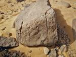Imagen de la roca con los cuatro jerogl&iacute;ficos donde se lee: 'Dominio del rey Horus Escorpi&oacute;n'.