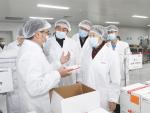 Autoridades inspeccionan el desarrollo de la vacuna contra la COVID-19 de la empresa biotecnol&oacute;gica china Sinovac, en un laboratorio de la compa&ntilde;&iacute;a en Pek&iacute;n, China.