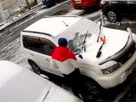 Un hombre retira la nieve que cubre su coche.
