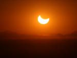 Imagen de un eclipse parcial de Sol desde los Emiratos &Aacute;rabes Unidos.