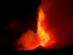 Nuevo despertar del volcán Etna en Sicilia, con espectaculares imágenes. Las erupciones de lava a borbotones comenzaron ayer y han iluminado la oscuridad de la isla italiana durante toda la madrugada. Los vulcanólogos han registrado dos nuevas fisuras en el cráter del volcán más activo de Europa. Además de lava y de humo, ha expulsado grandes cantidades de ceniza que han cubierto las calles y coches de las poblaciones cercanas. El volcán de 3 mil 300 metros de altitud entra en erupción varias veces al año.
