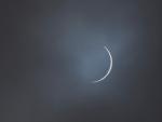 Vista parcial del eclipse solar en un d&iacute;a de lluvia y nubes este lunes 14 de diciembre, desde Carahue (Chile).