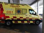 Una ambulancia de soporte vital b&aacute;sico del SAMU 061 de Baleares, aparcada en el Hospital Son Espases (imagen de archivo).