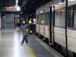 Una usuaria de Rodalies sale en de tren en el and&eacute;n de la estaci&oacute;n de Sants de Barcelona, el pasado mes de abril en pleno estado de alarma.
