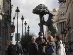 Transe&uacute;ntes caminan por las inmediaciones de la Puerta del Sol.