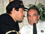Alfredo Cahe, ex m&eacute;dico de Maradona, con el astro argentino.