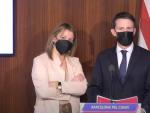 El l&iacute;der de Bcn Canvi en el Ayuntamiento de Barcelona, Manuel Valls, y la concejal Eva Parera, en rueda de prensa.