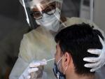 Un hombre se hace una prueba de coronavirus en en S&atilde;o Gon&ccedil;alo, en el estado de R&iacute;o de Janeiro (Brasil).