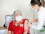 Una persona mayor recibe la vacuna contra la Covid-19.