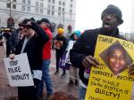 Manifestantes protestan en Cleveland (Ohio, EE UU), en noviembre de 2014, tras la muerte del menor afroamericano Tamir E. Rice por disparos de la Polic&iacute;a.