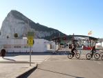 Imagen de unos ciclistas pasando por la frontera con Gibraltar, en la L&iacute;nea de la Concepci&oacute;n, C&aacute;diz.