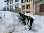 Efectivo de la UME realizan labores de limpieza de nieve en municipios del entorno del Valle de Valde&oacute;n, en L&eacute;on.