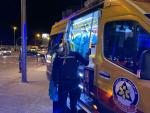 Una ambulancia del SAMUR, en el lugar del distrito madrile&ntilde;o de Carabanchel donde fue agredido uno de los dos j&oacute;venes heridos por arma blanca.